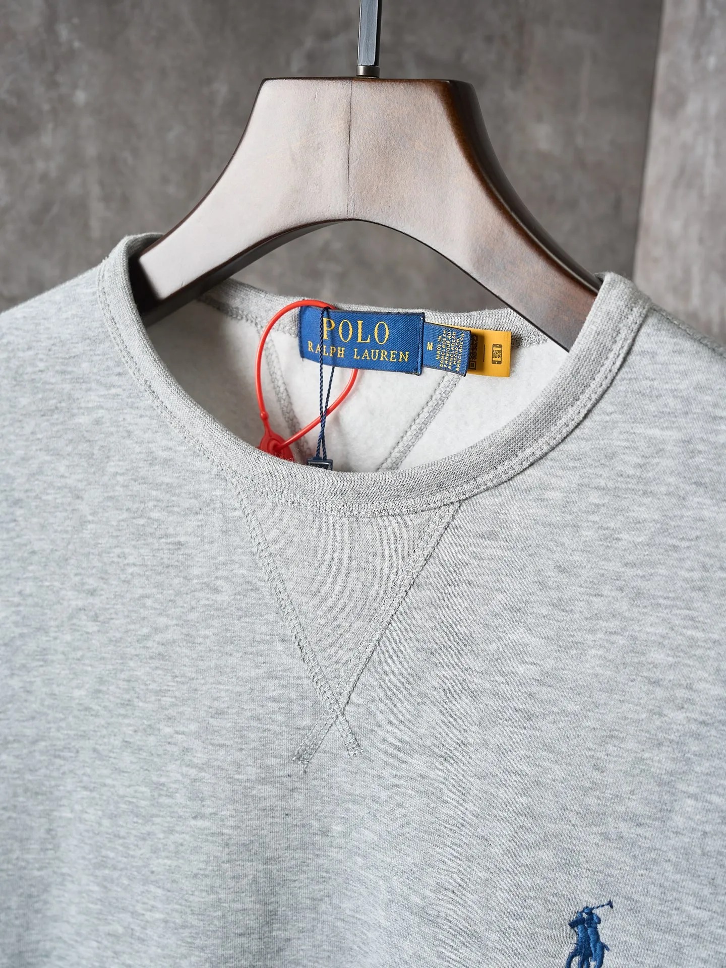 P290 Actual auction】Ralph Lauren/Ralph Lauren solid color pony logo embroidered round neck sweatshirt (grey) [Ready stock] S M L XL custom cloud-like honey cotton fleece sweatshirt material has a delicate feel and is comfortable and skin-friendly. It is based on matte gray and comes with a soft light filter. The exquisite indigo pony logo is embellished. It is highly recognizable. It has an atmosphere of freedom and vitality. A symphony of pure and smart colors. Use extreme simplicity to outline high-end silhouettes, become the smart focus of vision, and show taste in silence. Use imported machine embroidery technology. Use advanced computer control systems and precision mechanical components to achieve the iconic pony embroidery operation. High precision. The lines are smooth and delicate. Adopt Hasuo technology and use specific machines to sew. Hasuo has high fastness and adds visual effects. It is time-consuming and labor-intensive. The fabrics have been washed and have a better texture. They are not easy to deform and are not easy to shrink. Not easy to fade, maintain long-term beauty, and fit well.